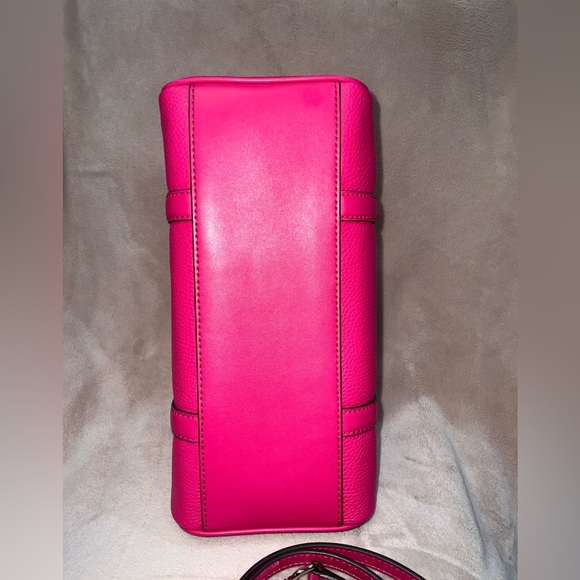 Michael Kors NWT Medium Duffle Satchel
Jet Set travel bag. - Picture 6 of 16